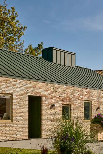 Grønne stålprofiler skaber rammen for familiekollektiv på landet, Ølbyvej 178, 4623 Lille Skensved